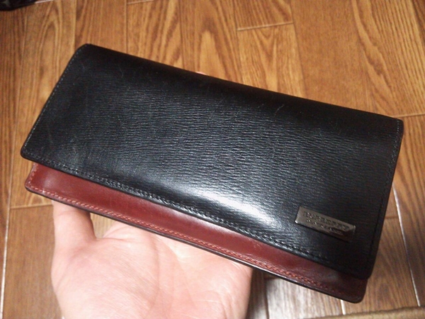 黒と赤のコントラストが美しいバーバリー ブラックレーベル長財布