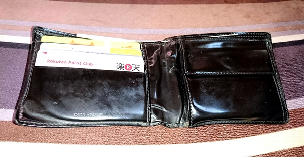 ディオールオムメンズ二つ折り財布の内装