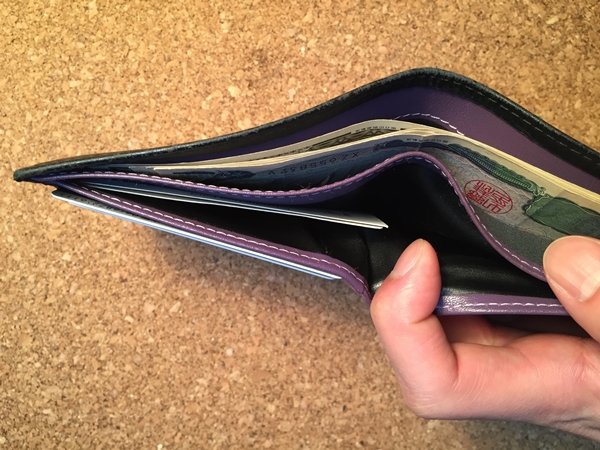 札入れが二つに分かれているエッティンガーロンドンの財布