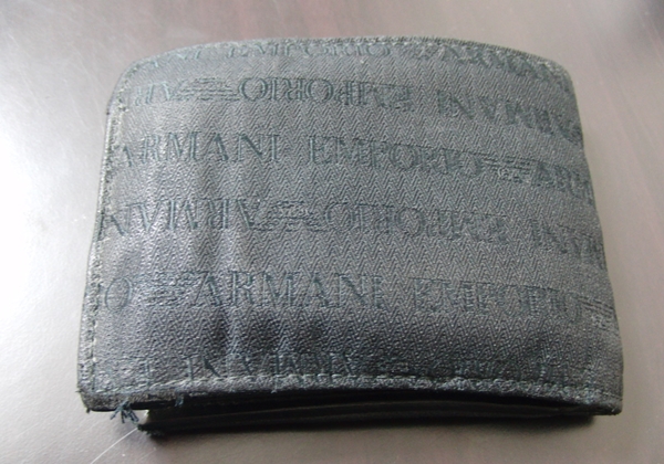 エンポリオ・アルマーニの二つ折り財布