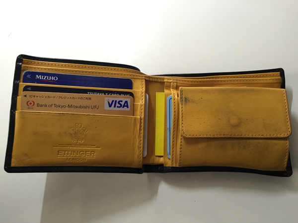 シックな黒の内側に鮮やかな黄色が魅力のエッティンガーの財布